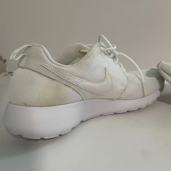 ✅️Nike Women's Roshe Size 7Y - Triple White - Picture 11 of 14